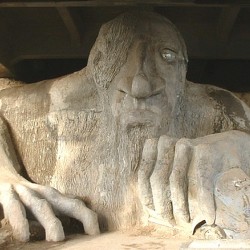 Фримонтский троль. Скульптурная композиция под мостом вo Фримонте, одном из районов Сиэтла (США)