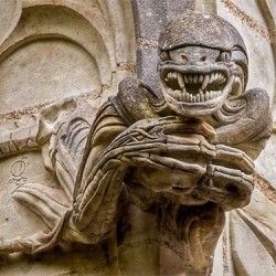 Чужой — горгулья Вифлеемской часовни (Сен-Жан-де-Буазо, Франция)