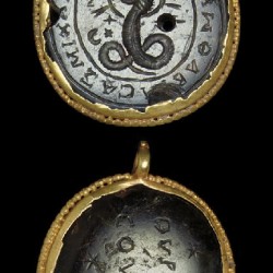 Гликон на античном медальоне
