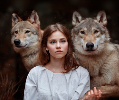 Девушка с волками. Фото Светланы Никотиной