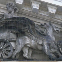 Грифоны, запряженные в колесницу, на здании Дрезденской Академии Изобразительных Искусств