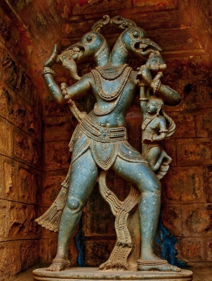 Гандаберунда. Статуя в храме Берундешвара в Баллигави (штат Карнатака, Индия)