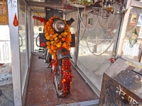 Мотоцикл в храме Буллет-бабы на месте трагедии
