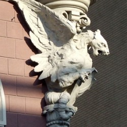 Грифон. Фигура на здании Национального банка в Киеве