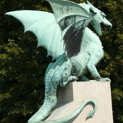 Дракон на Драконьем мосту в Любляне (Словения). Вид с хвоста
