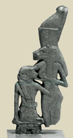 Богиня Мут в облике львицы (Мут-Сехмет) кормит своим молоком ребенка-номарха
