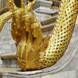 Статуи нагов с человеческими головами у Храма изумрудного Будды