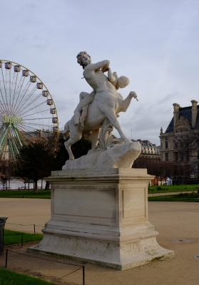 Кентавр Несс и Деянира. Скульптура Лорана Оноре Маркеста (1892) в саду Тюильри перед Лувром, Париж
