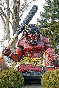 Oni with tetsubo. Статуя