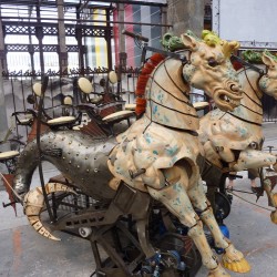 Механические гиппокампы в парке технических аттракционов «Машины острова Нант»