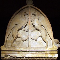 Пара грифонов. Барельеф на Ликийском саркофаге