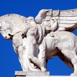 Статуя Пегаса на крыше Центрального вокзала в Милане