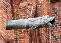 Гаргулец, украшающий стену кафедрального собора во Фромборке