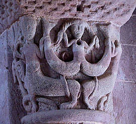 Сирена на капители колонны в церкви Сен-Пьер де Бессюэжуль, Франция (конец XI века) 