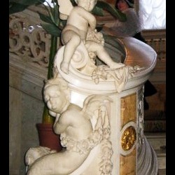 Скульптурная композиция, украшающая перила лестницы в Доме Ученых в Санкт-Петербуге