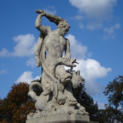 Геракл усмиряет Цербера. Скульптурная композиция в парке Браницких (Белосток, Польша)