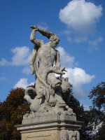 Геракл усмиряет Цербера. Скульптурная композиция в парке Браницких (Белосток, Польша)