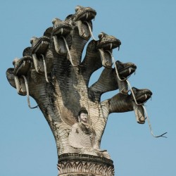 Наг Мукалинда защищает медитирующего Будду. Скульптура из Будда-парка (Лаос)