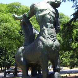 Статуя умирающего кентавра Эмиля Антуана Бурделя