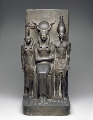 Фараон Микерин-Менкаура в компании богинь Хатор и Венет. Скульптурная группа