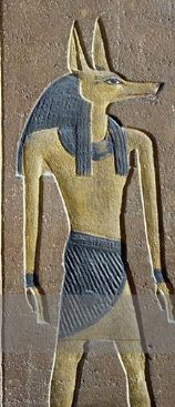 Фрагмент саркофага Аменхотепа II с декоративным рельефом, на котором изображен бог Упуаут