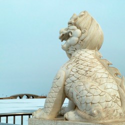 Статуя дракона Чжаофэна на набережной в Цзижоу