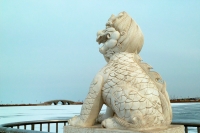 Статуя дракона Чжаофэна на набережной в Цзижоу