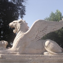 Крылатые львы Женевы. Статуя