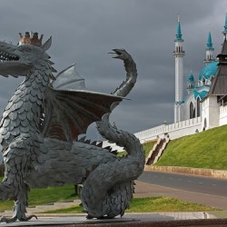 Зилант. Старая статуя, стоявшая в Казани возле входа в метро «Кремлёвская»